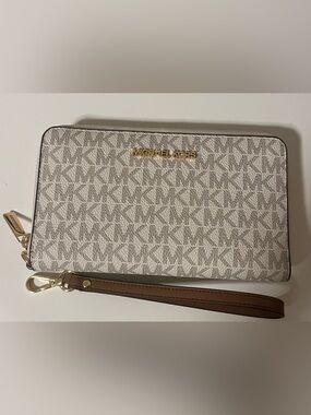 NWOT Michael Kors White Signature Zip Wallet/Wristlet
